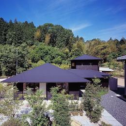 『塩河の家』〜里山の風景と暮らす家〜-山に似合う屋根の風情