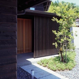 『塩河の家』〜里山の風景と暮らす家〜-石畳のアプローチ