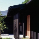 『塩河の家』〜里山の風景と暮らす家〜の写真 縦格子の玄関ポーチ