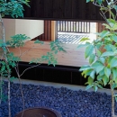 『塩河の家』〜里山の風景と暮らす家〜の写真 玄関から見える坪庭（庭側から）