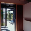 『塩河の家』〜里山の風景と暮らす家〜の写真 玄関土間よりアプローチを見る