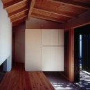 『塩河の家』〜里山の風景と暮らす家〜の写真 シンプルな玄関収納の箱