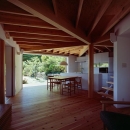 『塩河の家』〜里山の風景と暮らす家〜の写真 正五角形のLDK・リビングからダイニングテラスへ