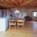 『塩河の家』〜里山の風景と暮らす家〜の写真 正五角形のLDK・テラス側から室内へ