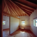 『塩河の家』〜里山の風景と暮らす家〜の写真 五角形の傘の覆われた2階寝室