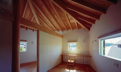 『塩河の家』〜里山の風景と暮らす家〜 (五角形の傘の覆われた2階寝室)
