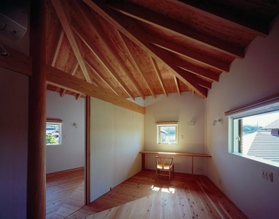 五角形の傘の覆われた2階寝室 (『塩河の家』〜里山の風景と暮らす家〜)