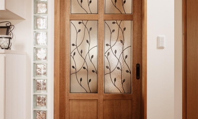 オリジナルデザインのリビングドア｜S邸・家族の笑顔がつながるオープンキッチン