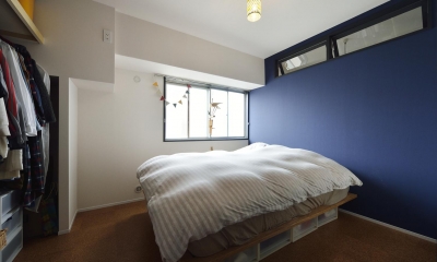 濃いブルーのアクセントクロスの寝室｜K邸・ビンテージマンションを自分色に