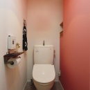 K邸・ビンテージマンションを自分色にの写真 照明とクロスが雰囲気をつくるトイレ