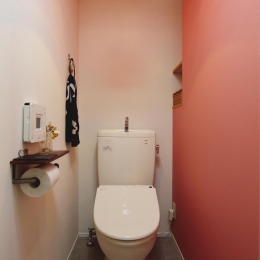 K邸・ビンテージマンションを自分色に (照明とクロスが雰囲気をつくるトイレ)
