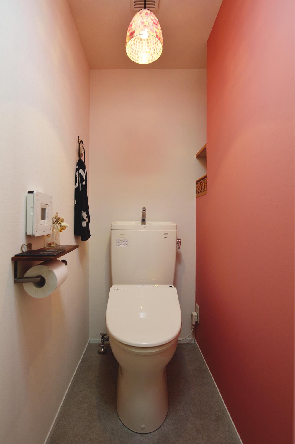 バス/トイレ事例：照明とクロスが雰囲気をつくるトイレ（K邸・ビンテージマンションを自分色に）