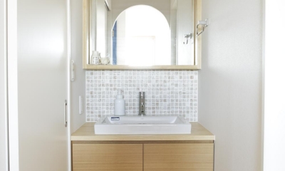 シンプルな洗面室｜S邸・二人のベビーのために、安心で快適な住まい