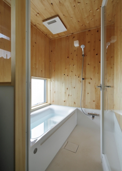 内装に木を使用した浴室 (MYｰhouse　つくば)