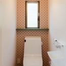 『志和堀の家』スキップフロアのある家の写真 赤がポイントの可愛いトイレ空間