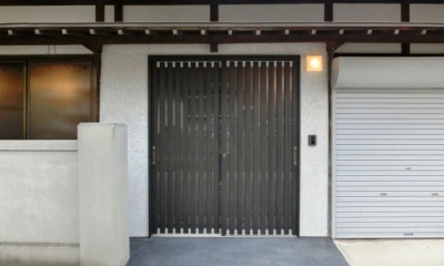 『江田島の家』築70年古民家のリノベーション (背の高いサッシの玄関)