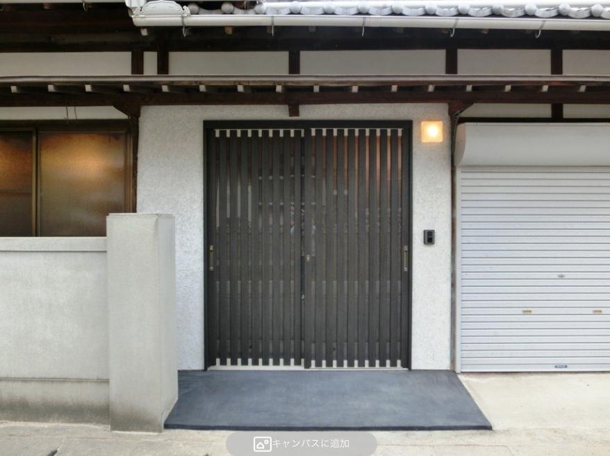 外観事例：背の高いサッシの玄関（『江田島の家』築70年古民家のリノベーション）