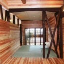 『江田島の家』築70年古民家のリノベーションの写真 光を取り込む畳コーナー・坪庭