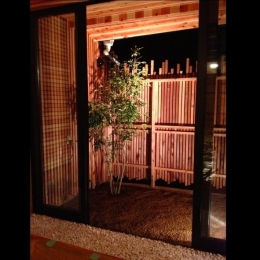 『江田島の家』築70年古民家のリノベーション (ライトアップされた坪庭)