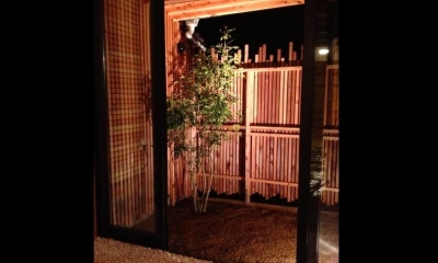 『江田島の家』築70年古民家のリノベーション (ライトアップされた坪庭)