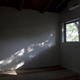 優しい光の差し込む寝室 Hkh 優しい光の集まる木造2階建て住宅 ベッドルーム事例 Suvaco スバコ