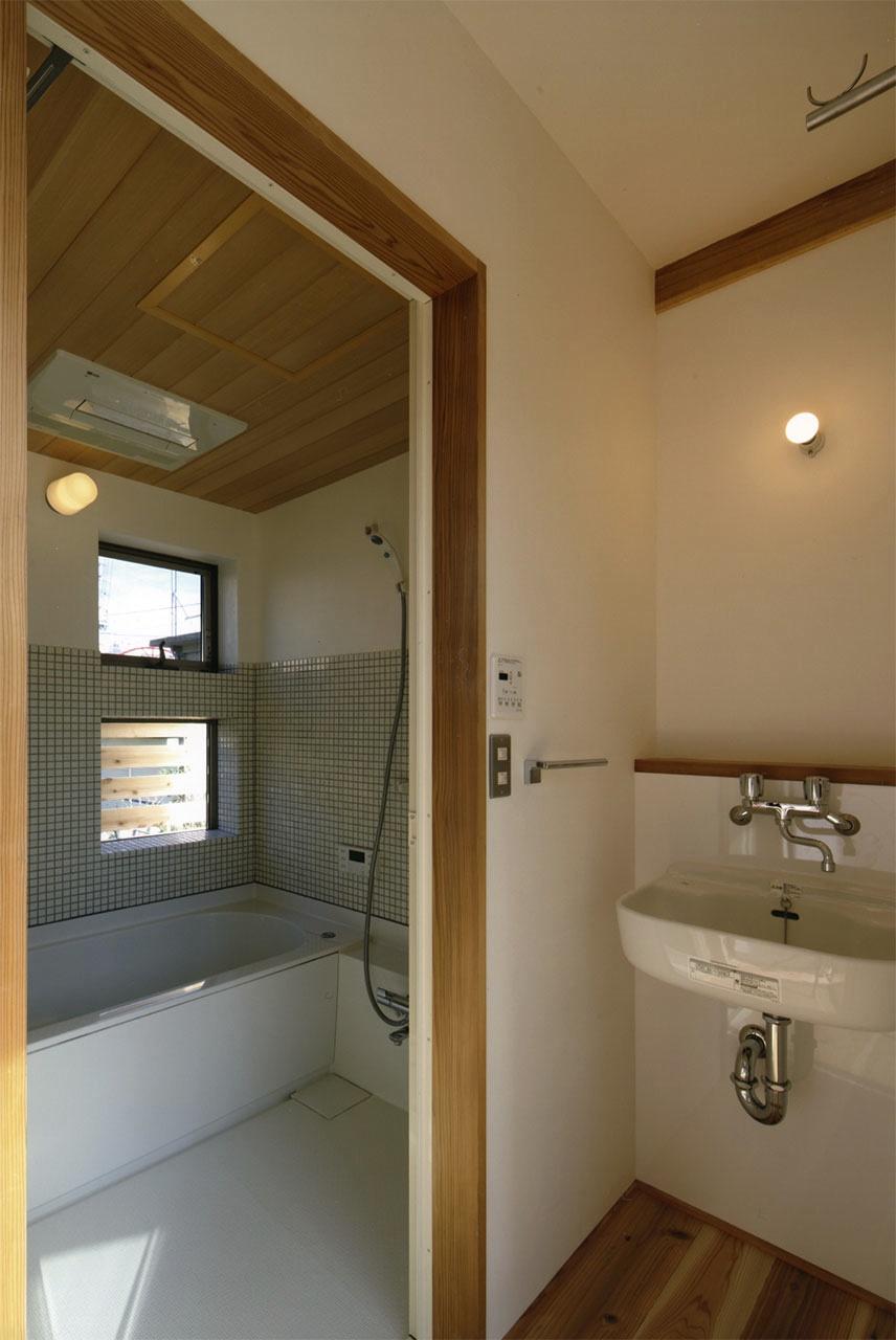 バス/トイレ事例：タイル張りの明るい浴室（『der nostalgisch Bahnhof 』懐かしい駅舎のような住まい）