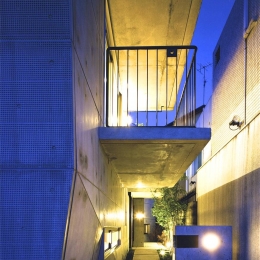 『subako』重厚感のあるコンクリート住宅 (夜の玄関アプローチ)