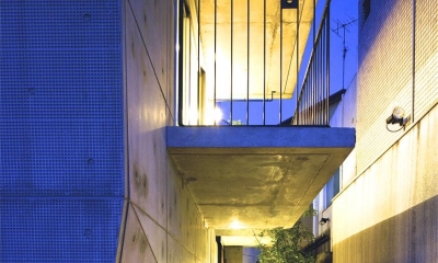 『subako』重厚感のあるコンクリート住宅 (夜の玄関アプローチ)