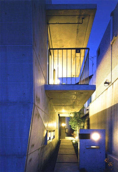 夜の玄関アプローチ (『subako』重厚感のあるコンクリート住宅)