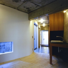 『subako』重厚感のあるコンクリート住宅 (玄関・フリースペース)