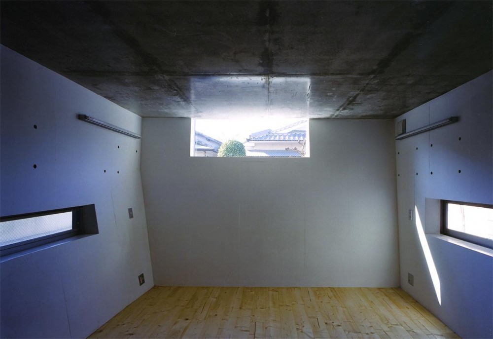 『subako』重厚感のあるコンクリート住宅 (高窓より光の差し込む子供部屋)