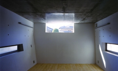 『subako』重厚感のあるコンクリート住宅 (高窓より光の差し込む子供部屋)