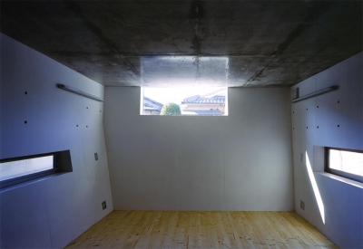 高窓より光の差し込む子供部屋 (『subako』重厚感のあるコンクリート住宅)