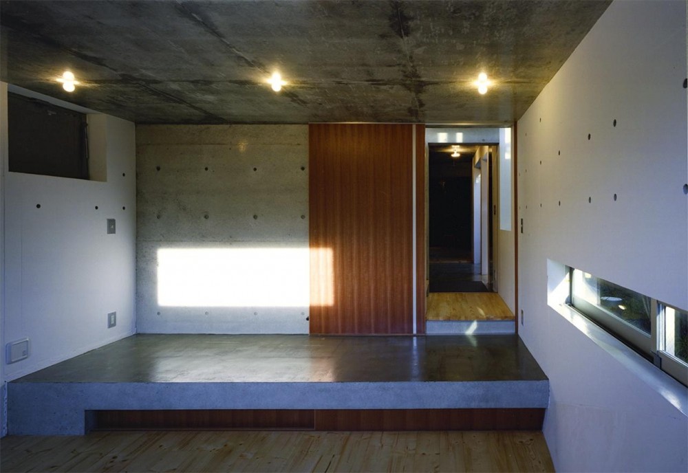 『subako』重厚感のあるコンクリート住宅 (子供部屋より玄関を見る)