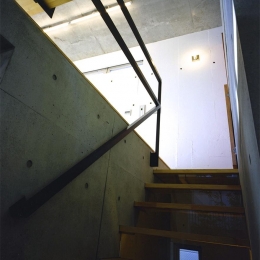 『subako』重厚感のあるコンクリート住宅 (コンクリート壁の階段)