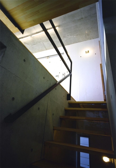 コンクリート壁の階段 (『subako』重厚感のあるコンクリート住宅)