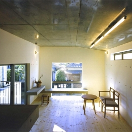 『subako』重厚感のあるコンクリート住宅-大きな窓のある明るいリビング