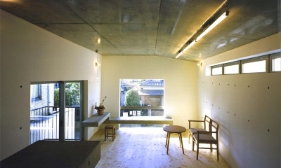 『subako』重厚感のあるコンクリート住宅 (大きな窓のある明るいリビング)