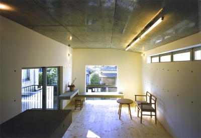 大きな窓のある明るいリビング (『subako』重厚感のあるコンクリート住宅)