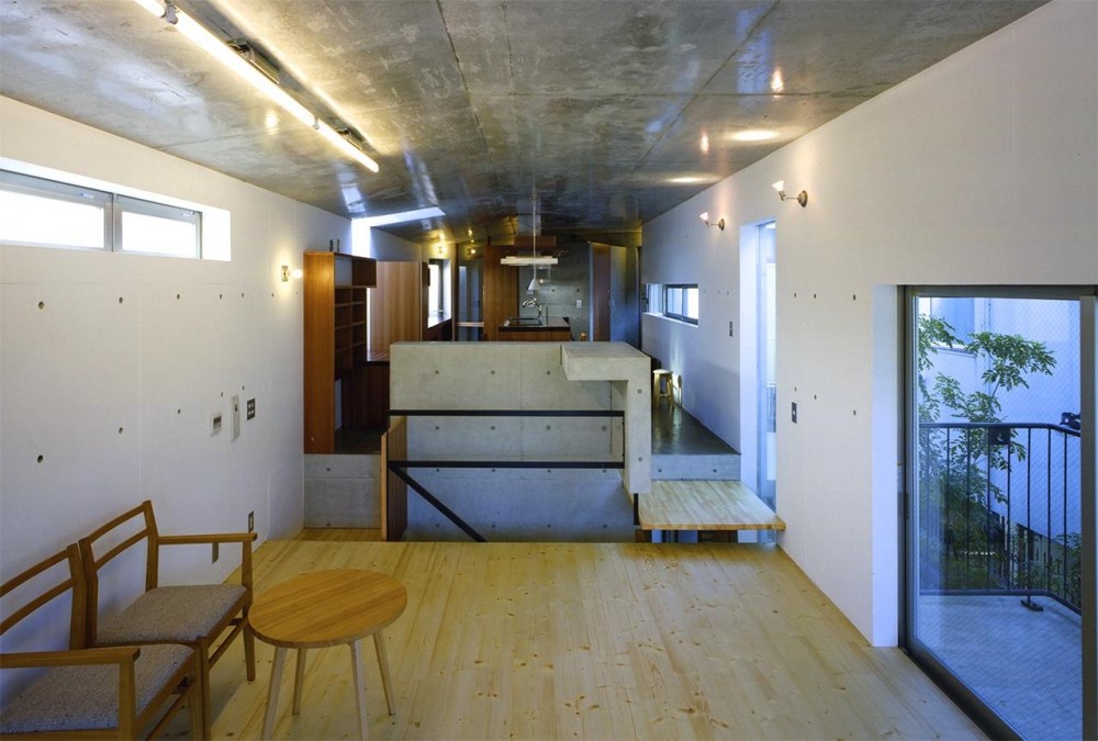 『subako』重厚感のあるコンクリート住宅 (リビングよりダイニングキッチンを見る)