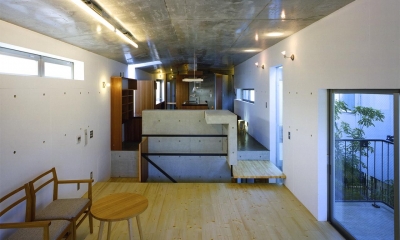 リビングよりダイニングキッチンを見る｜『subako』重厚感のあるコンクリート住宅
