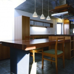 『subako』重厚感のあるコンクリート住宅-重厚感のある木製ダイニングテーブル