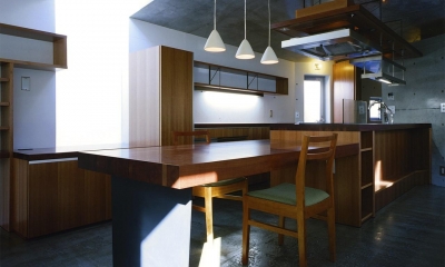 『subako』重厚感のあるコンクリート住宅 (重厚感のある木製ダイニングテーブル)