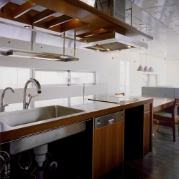 『subako』重厚感のあるコンクリート住宅-シックなダイニングキッチン
