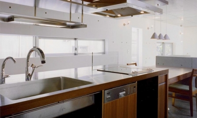 シックなダイニングキッチン｜『subako』重厚感のあるコンクリート住宅