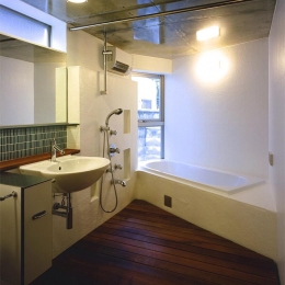 『subako』重厚感のあるコンクリート住宅 (板張りの床のバスルーム)