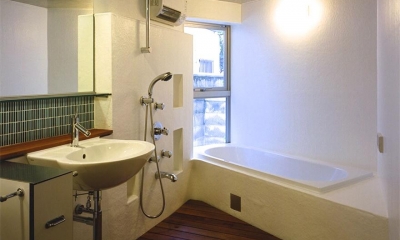 板張りの床のバスルーム｜『subako』重厚感のあるコンクリート住宅