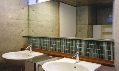 『subako』重厚感のあるコンクリート住宅 (2つのシンクが並ぶ洗面スペース)