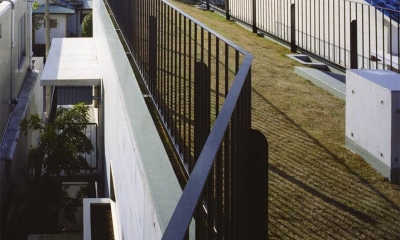 『subako』重厚感のあるコンクリート住宅 (眺望を満喫できる屋上庭園)