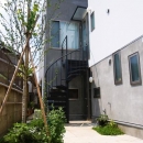 『O・S邸』コンパクトな二世帯住宅の写真 玄関アプローチ-2　螺旋階段